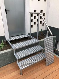 Stahltreppe verzinkt mit Edelstahl Handlauf